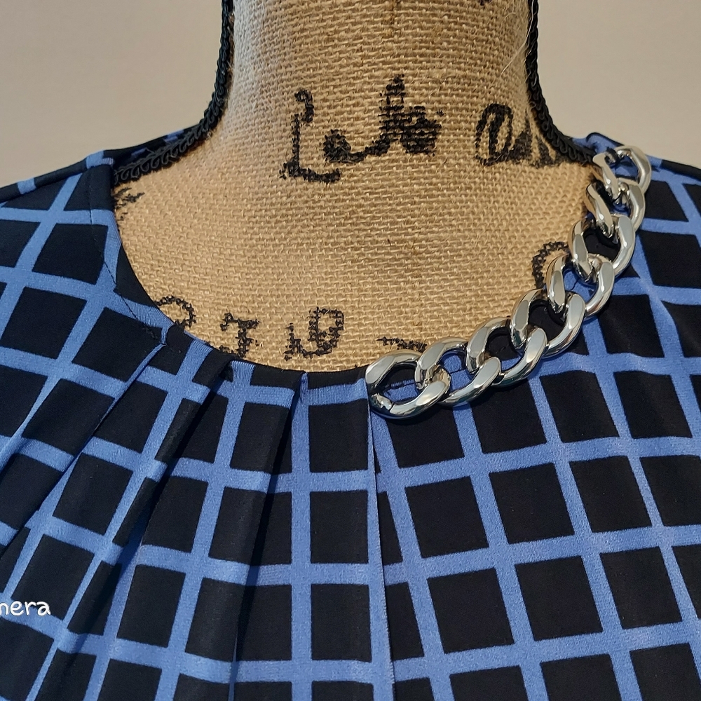Straight dress with pockets